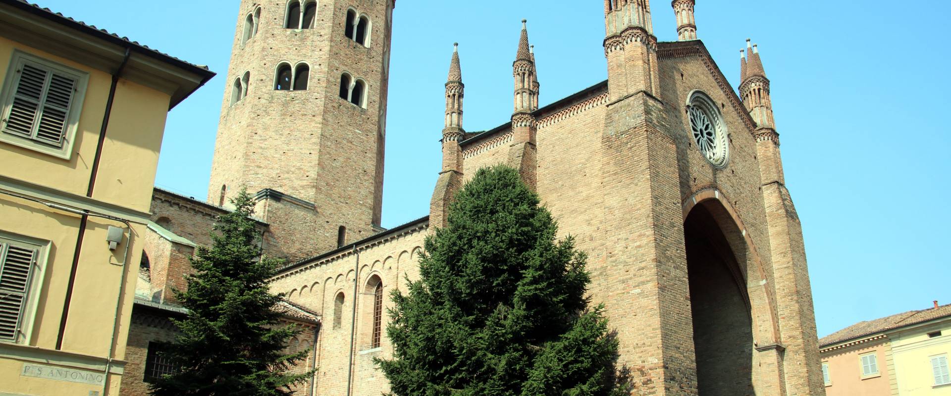 Basilica di Sant'Antonino (Piacenza), esterno 02 photo by Mongolo1984